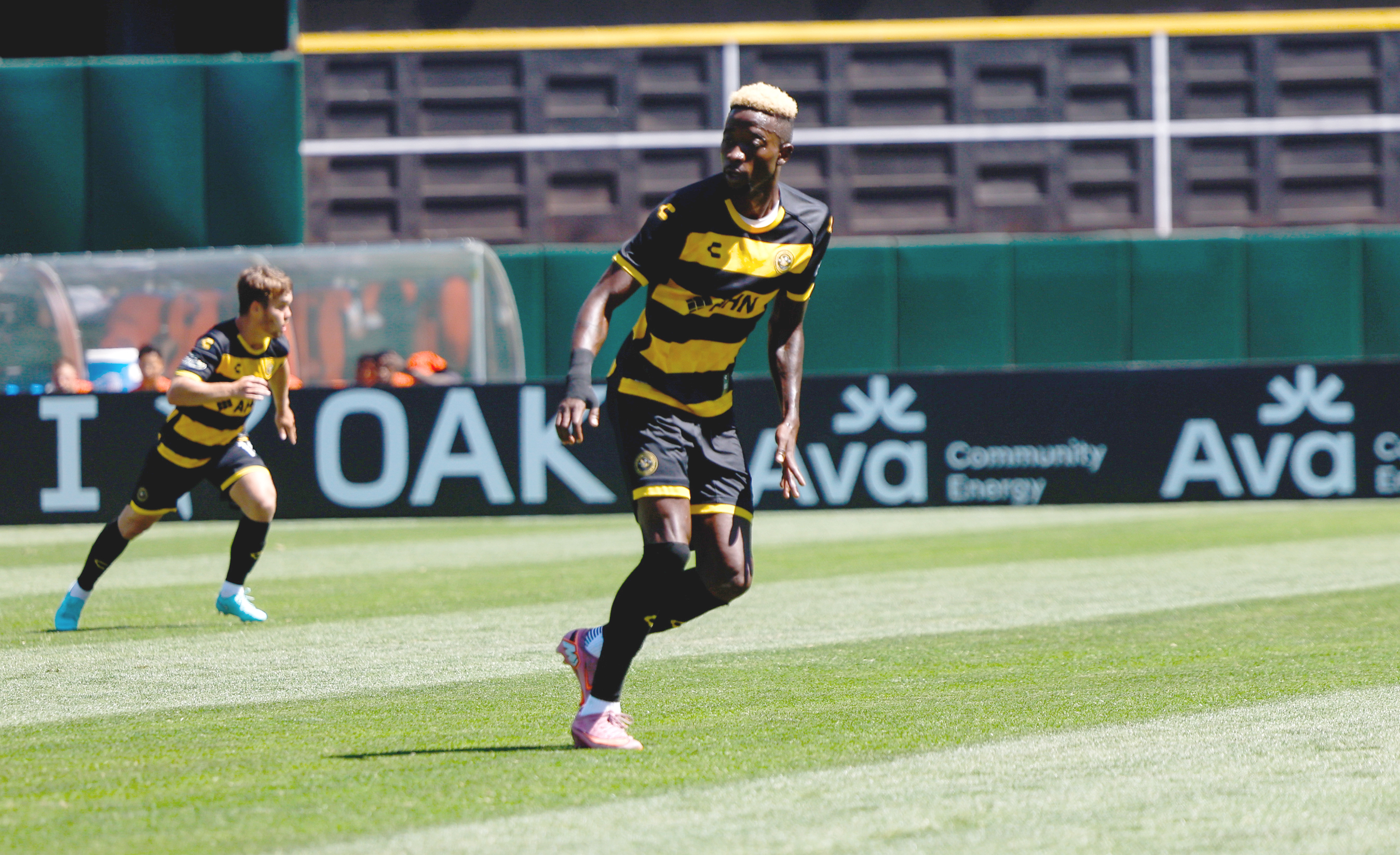Augi Williams looks back for the ball in the Pittsburgh Riverhounds' 2-0 win over Oakland Roots SC on Sept. 7, 2025 at Oakland Coliseum in Oakland, Calif. (Photo: Oakland Roots SC)