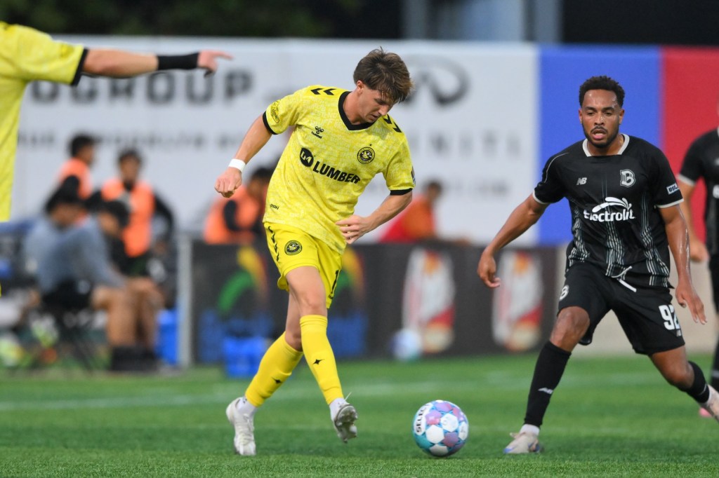 Sam Bassett, who scored the only goal of the match, plays a pass in the Pittsburgh Riverhounds' win over Brooklyn FC on Aug. 22, 2026 at Maimonides Park in Brooklyn, N.Y. (Photo: Gameday Photos NYC/Brooklyn FC)