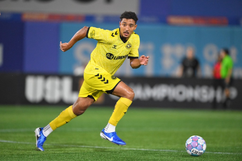 Victor Souza looks upfield with the ball in the Pittsburgh Riverhounds' 1-0 win over Brooklyn FC on Aug. 22, 2026 at Maimonides Park in Brooklyn, N.Y. (Photo: Gameday Photos NYC/Brooklyn FC)